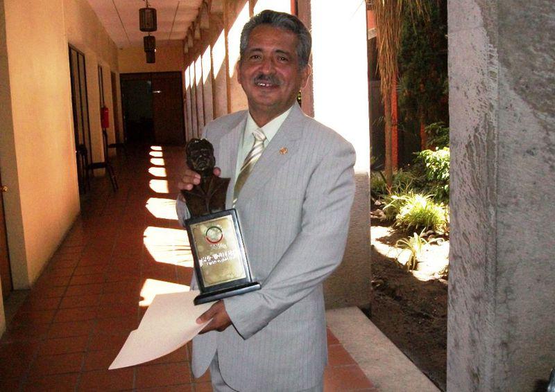Deslucida entrega de presea Miguel N. Lira