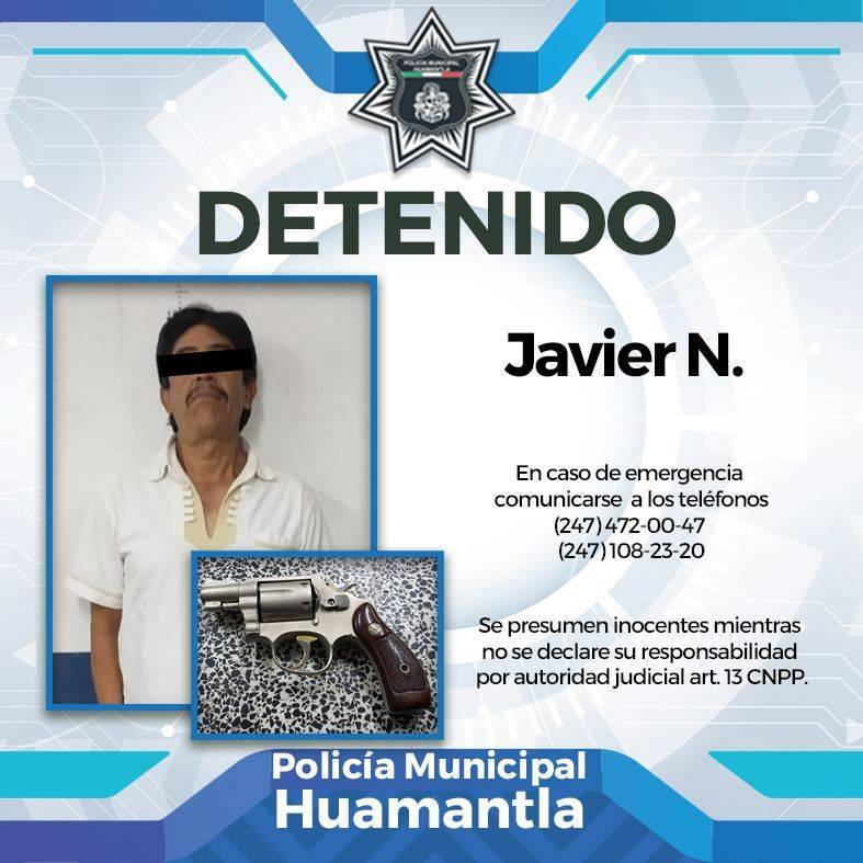 Arrestan policías municipales de Huamantla a sujeto con arma exclusiva del ejército