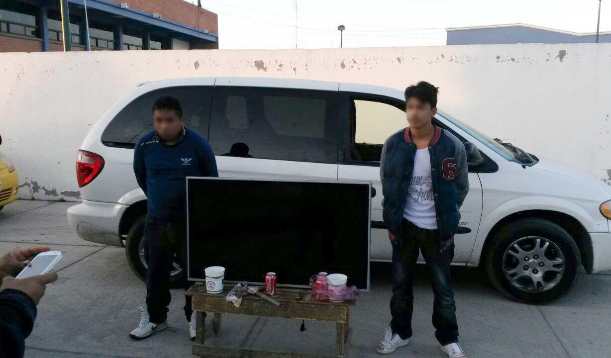 En flagrancia atrapan a dos personas robando una pantalla