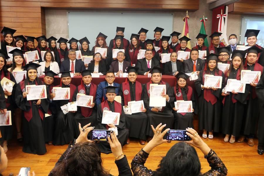 Egresan profesionistas en Ciencias Políticas de la UATx