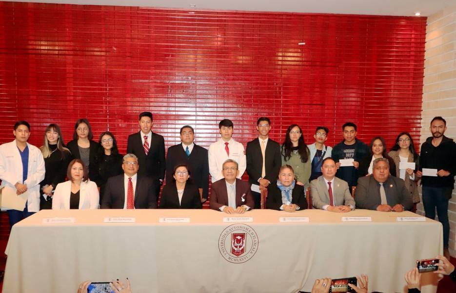 Entregó UATx becas institucionales