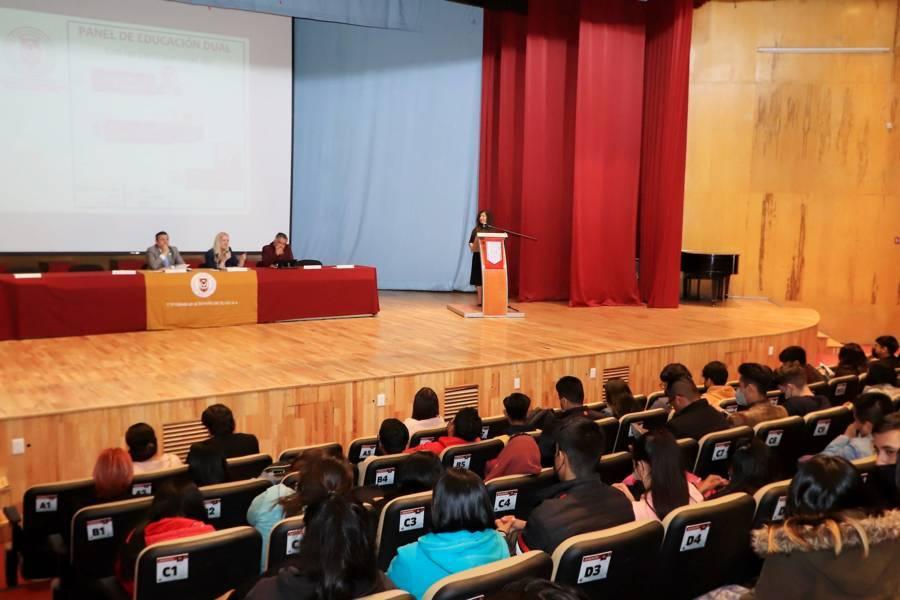 Realizó UATx panel acerca de la educación dual