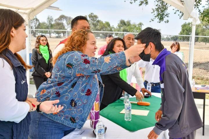 Entrega SMDIF Huamantla lentes gratuitos a estudiantes del pueblo de San José Xicohténcatl