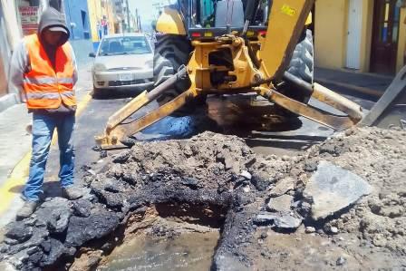 Repara CAPAMH fuga en el centro de la ciudad de Huamantla