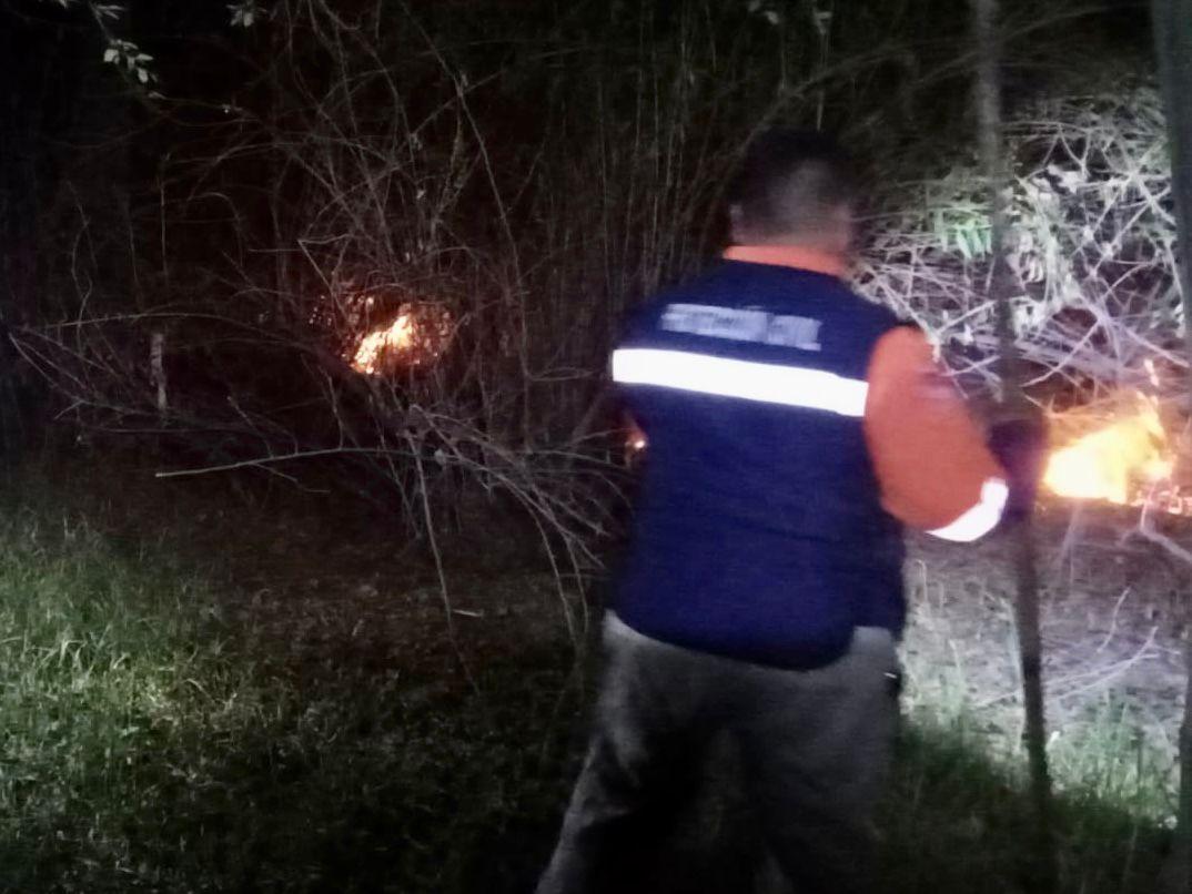 Apoyan elementos de protección civil de Huamantla a sofocar incendio 