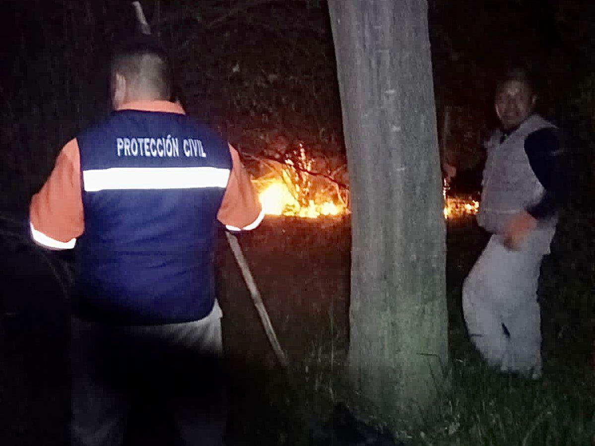 Apoyan elementos de protección civil de Huamantla a sofocar incendio 