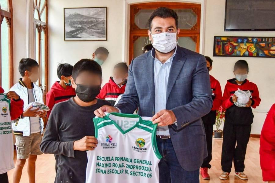 Entrega Salvador Santos Cedillo uniformes deportivos a alumnos de la primaria máximo rojas del pueblo de Zaragoza