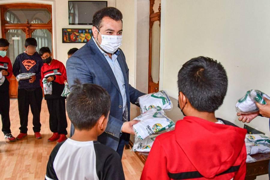 Entrega Salvador Santos Cedillo uniformes deportivos a alumnos de la primaria máximo rojas del pueblo de Zaragoza