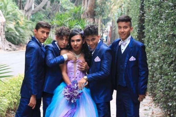Joven gay rompe estereotipos y celebró sus XV años con vestido y bailarines