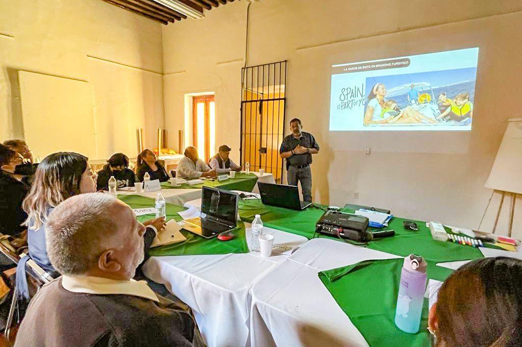 Se capacitan prestadores de servicios turísticos para mejorar sus negocios