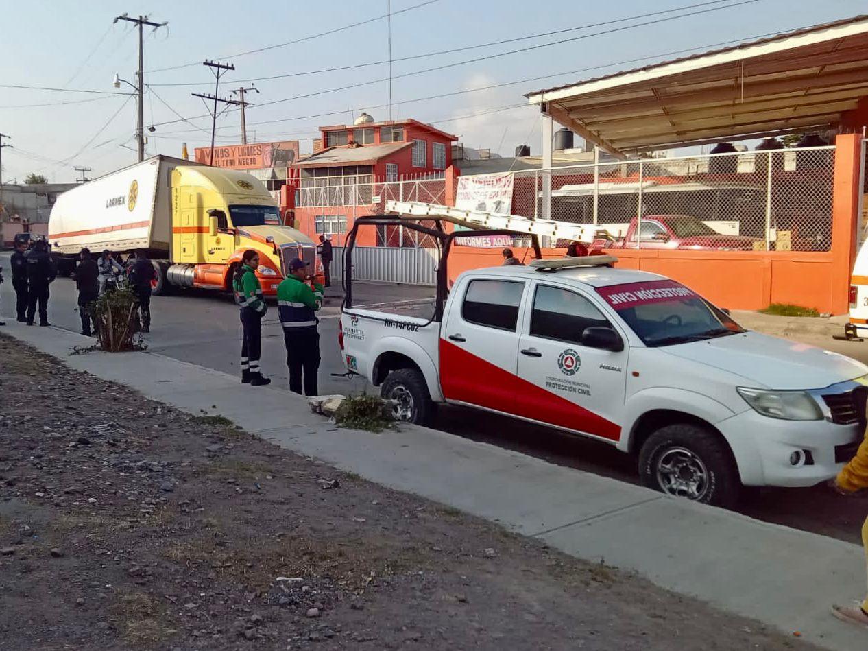Sólo daños materiales al impactarse el tren con un trailer en Huamantla 