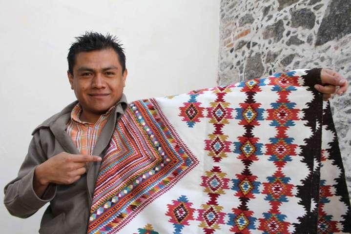 Fortalece Sedeco trabajo de artesanos textiles en Tlaxcala
