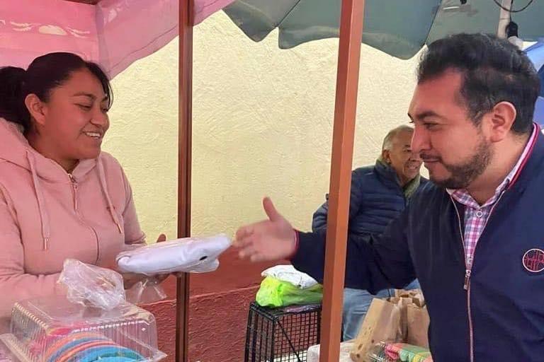 Entrega Salvador Santos Cedillo apoyos a los comerciantes de los “Viernes de muéganos”