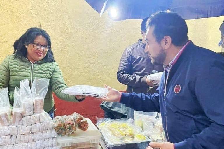 Entrega Salvador Santos Cedillo apoyos a los comerciantes de los “Viernes de muéganos”