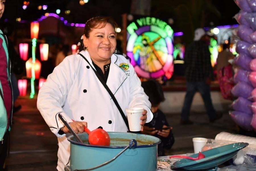 Entrega Salvador Santos Cedillo apoyos a los comerciantes de los “Viernes de muéganos”