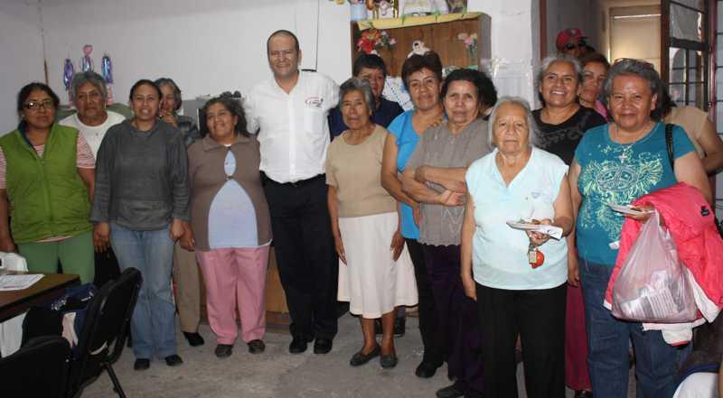 Se suman adultos mayores a propuesta Juan Corral Mier