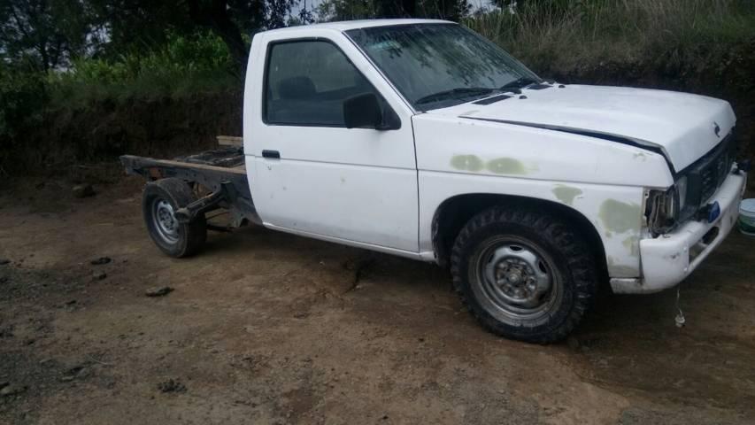Aseguran dos camionetas con números de identificación alterados