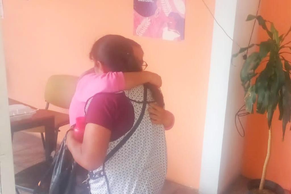 Reúnen policías municipales de Huamantla y Tehuacán a joven con sus familiares
