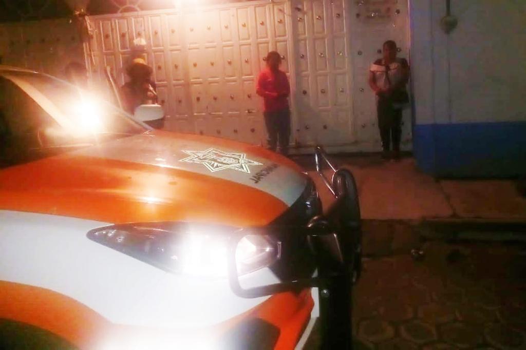 Reúnen policías municipales de Huamantla y Tehuacán a joven con sus familiares
