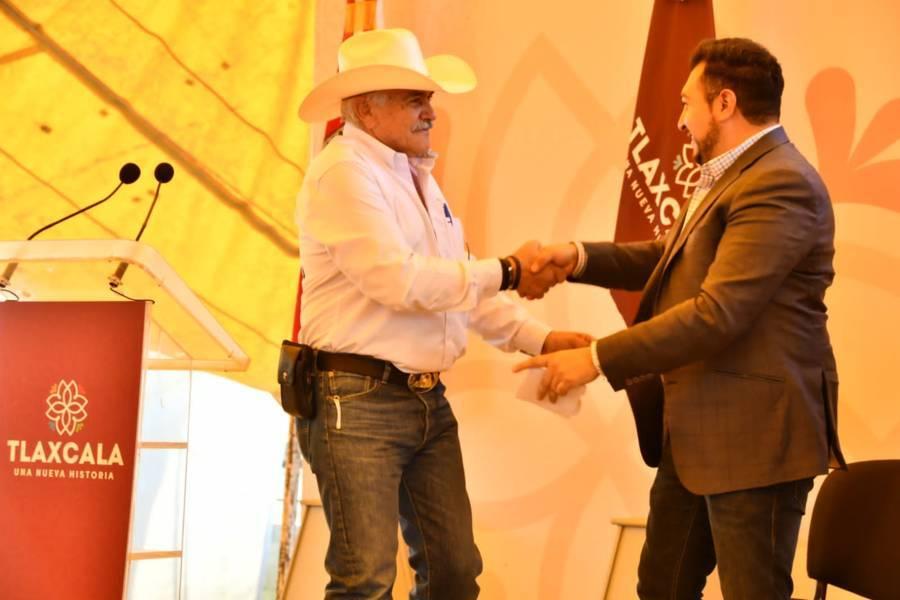 Felicita Salvador Santos Cedillo a los socios fundadores del establo Benito Juárez