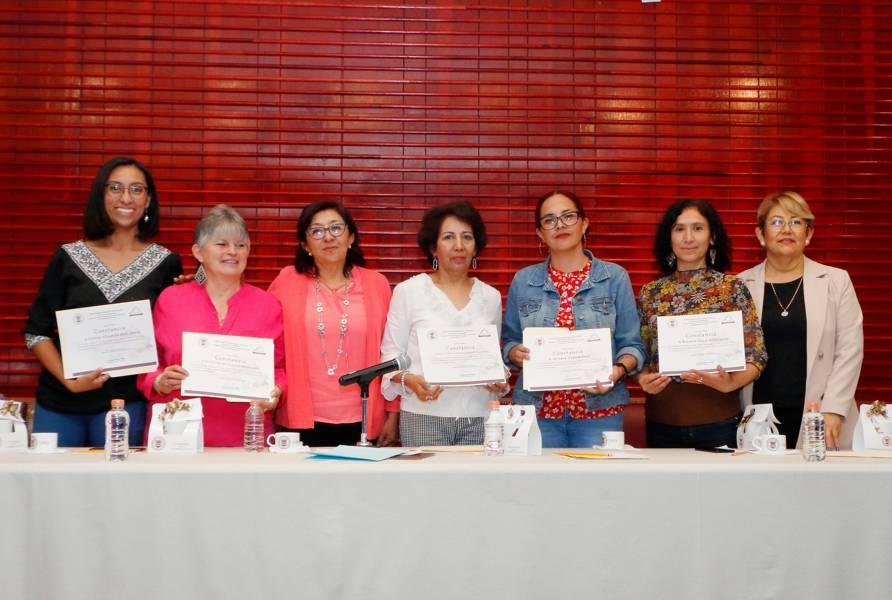 Dialogan en la UATx sobre mujeres y el arte