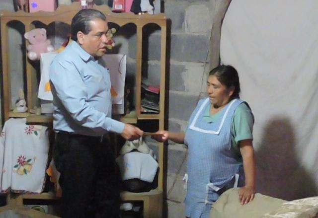 Entrega Albino Mendieta apoyo a una madre que fue olvidada