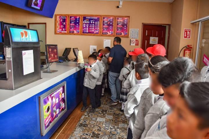 Reconocen docentes y padres de familia labor social y altruista de Salvador Santos Cedillo