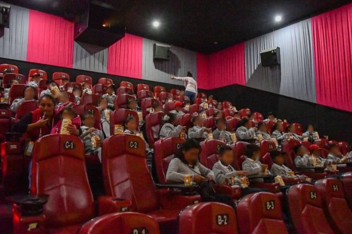 Reconocen docentes y padres de familia labor social y altruista de Salvador Santos Cedillo