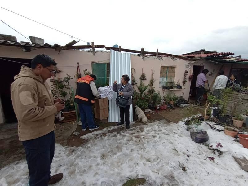 Entrega coordinación estatal de Protección Civil apoyos a familias afectadas por granizada