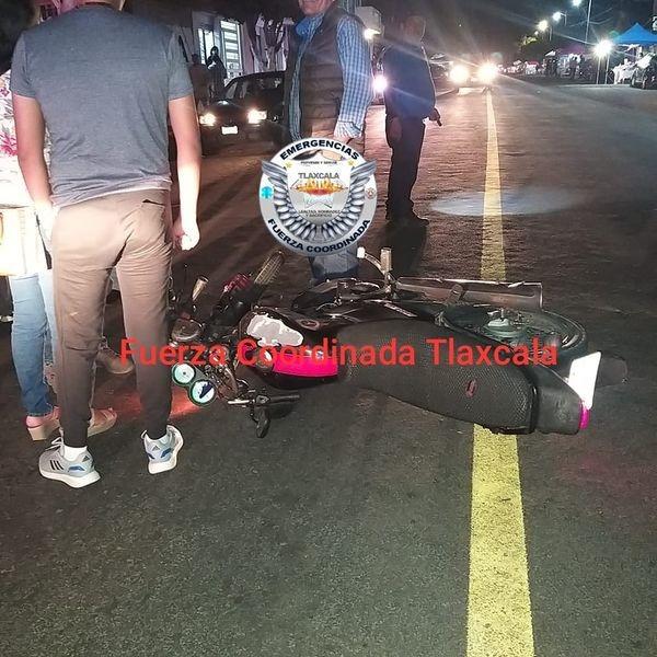 Aparatoso choque de una motocicleta en la lateral de la carretera  Tlaxcala-Apizaco