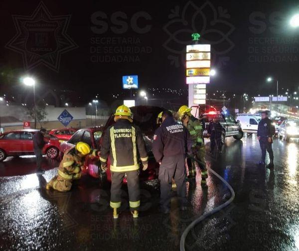Vehículo se incendia frente a Gran Patio #Apetatitlán