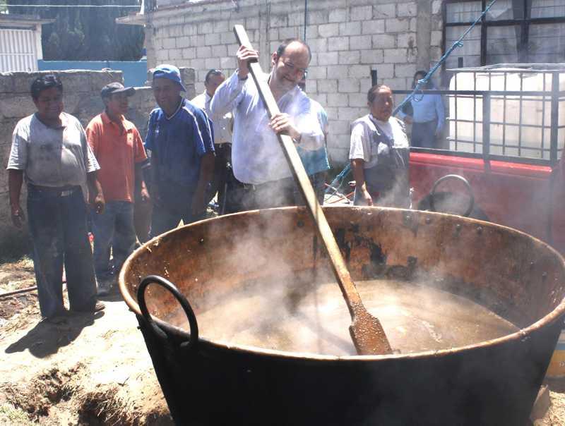 Busca Juan Corral Mier rescatar la industria textil y tradiciones de Chiautempan