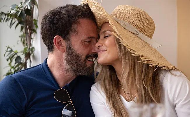 Jenifer López y Ben Affleck plasman sus iniciales en la piel