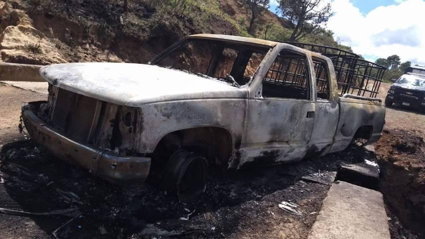 Asegura policía estatal dos vehículos calcinados en Calpulalpan