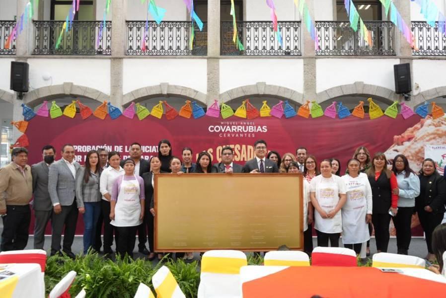 Reconoce Miguel Ángel Covarrubias dedicación de cocineras tradicionales de Santa Ana Nopalucan en la elaboración de quesadillas