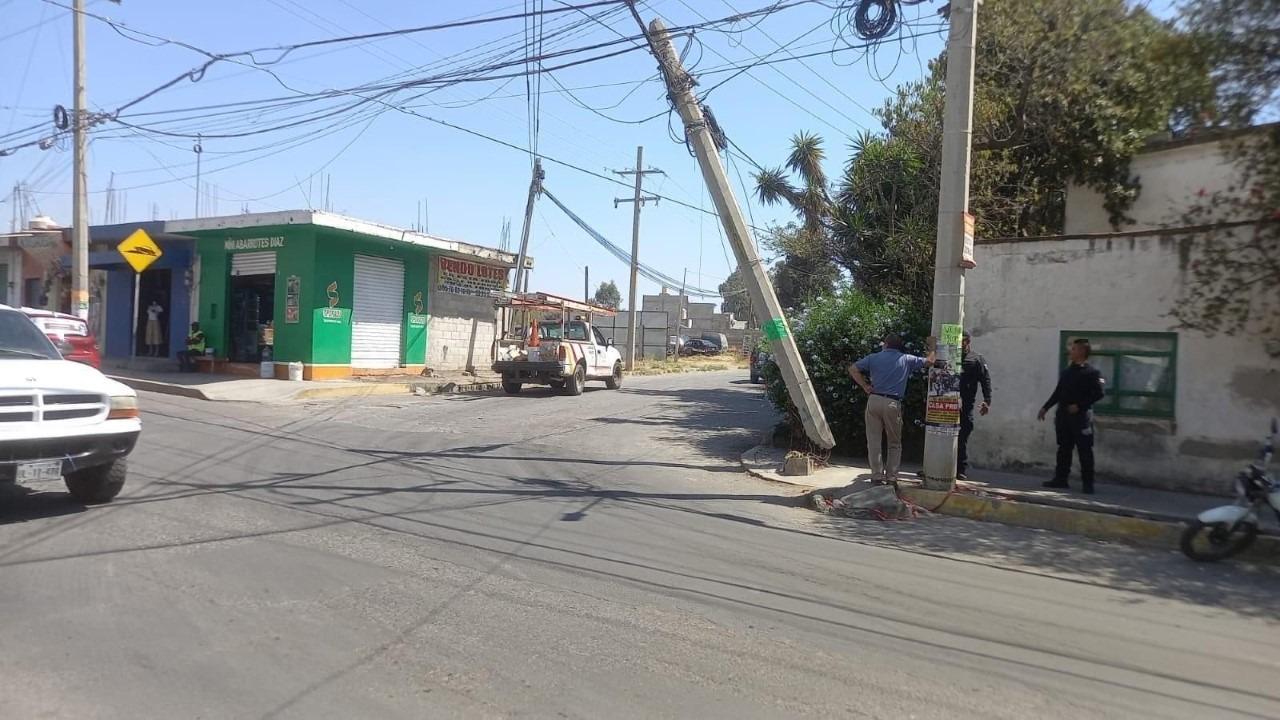 Retiran poste en Panzacola que representaba peligro para la sociedad 