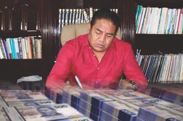 Policías de Xiloxoxtla ganan una miseria; Francisco Zacapa presume carros lujo  