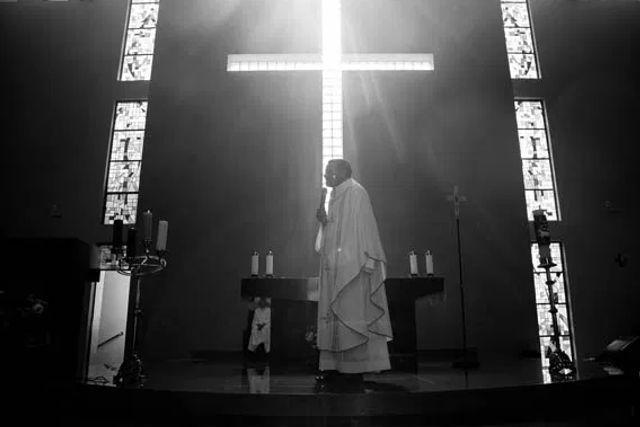 Arrestan a padre que grabó película pornográfica; Queman altar y consagran uno nuevo