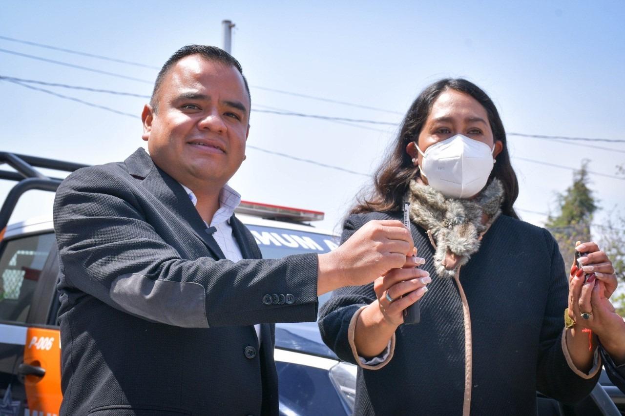 Entrega alcalde de Apetatitlán dos patrullas al servicio de la comunidad de Tlatempan