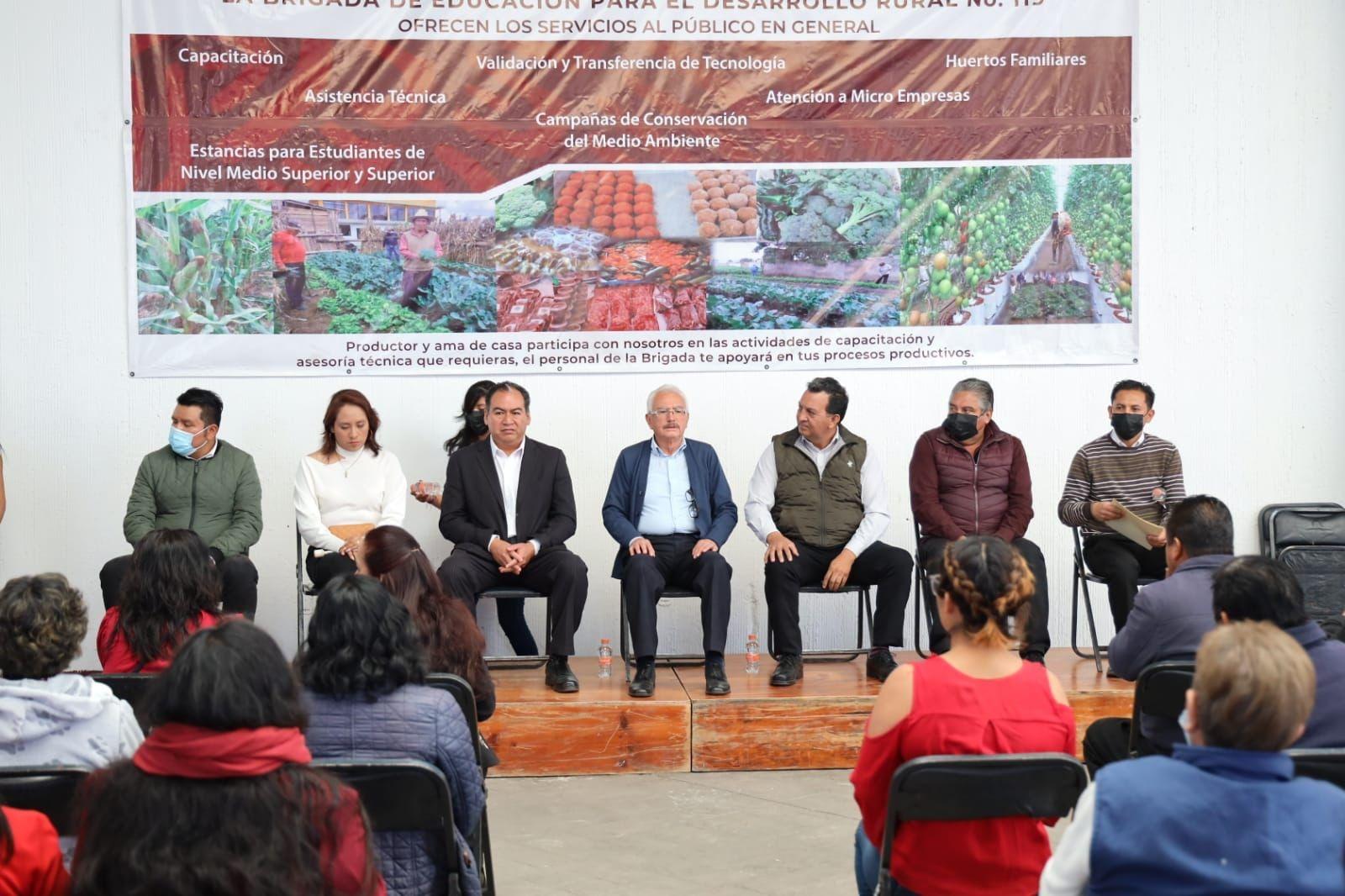 Clausura Presidente de Chiautempan cursos de capacitación de la Brigada de Educación para el Desarrollo Rural No. 119 