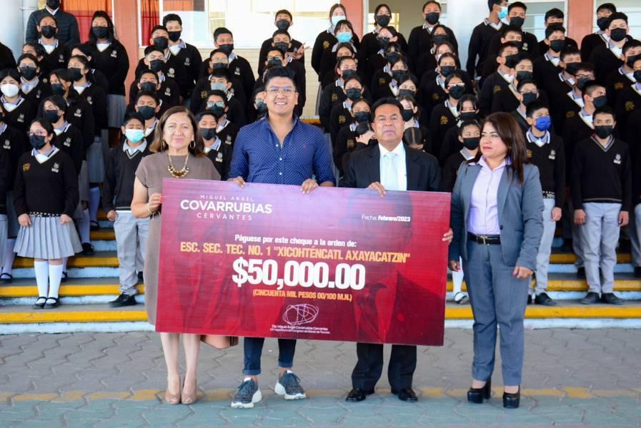 Entregó diputado Miguel A. Covarrubias apoyos económicos a instituciones educativas