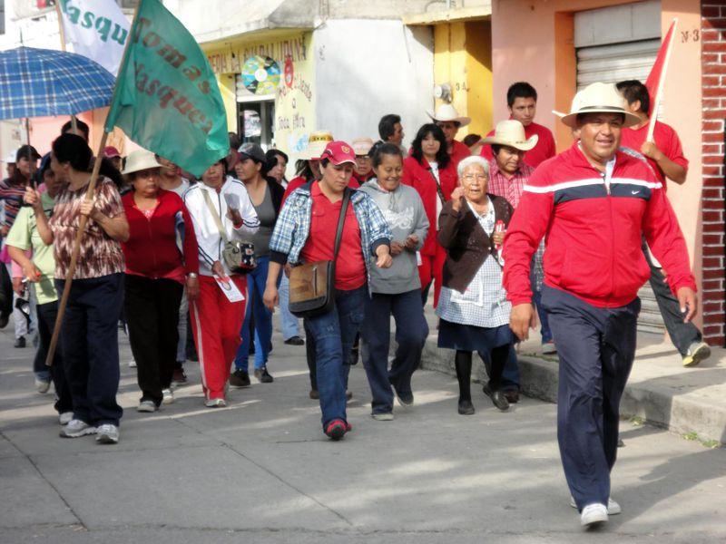 Vecinos de Xocoyucan expresan necesidades a Tomás Vásquez