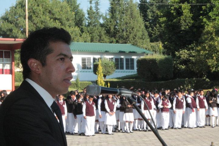 Entrega diputado Bladimir Zainos apoyo económico a la Secundaria Técnica 12 de Tepeyanco 