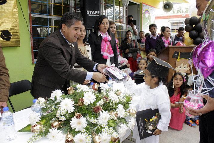Asiste Vicente Hernández Roldán a Clausuras de Ciclo Escolar