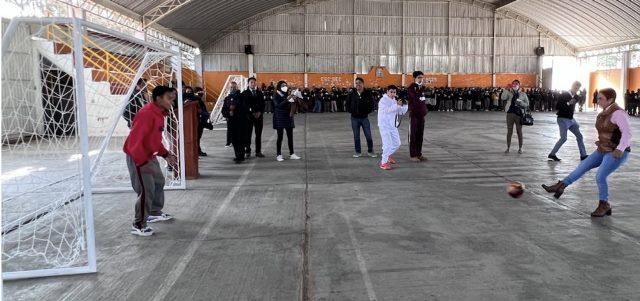 Entrega Guille Loaiza porterías en Secundaria Técnica 25 de SPM 