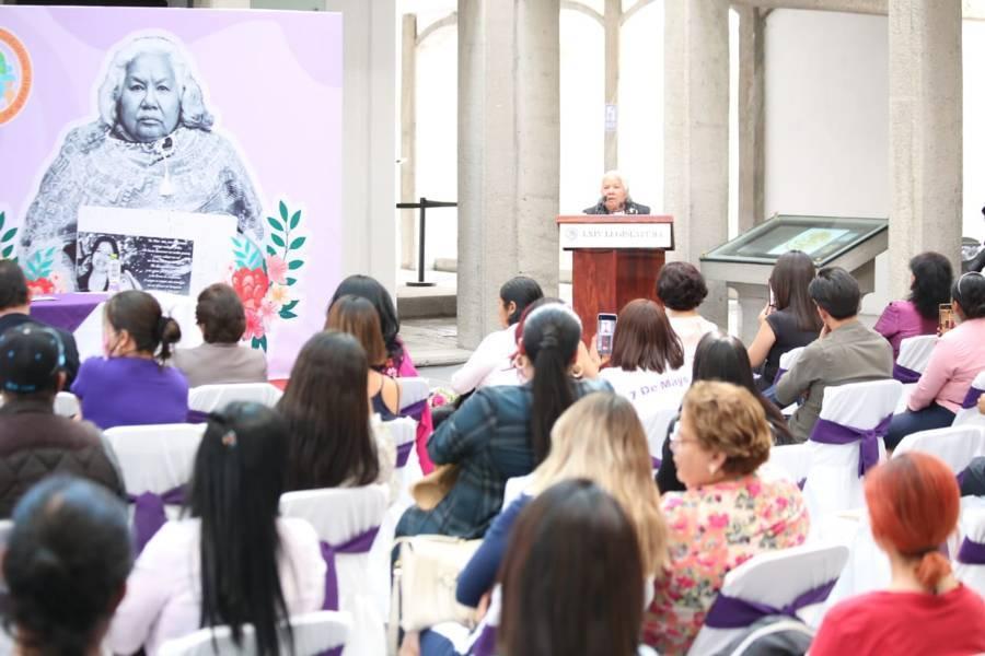 Activista Irinea Buendía se presenta en el Congreso del Estado 