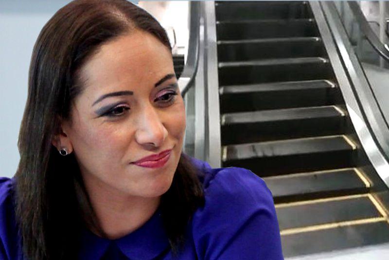 Adriana Dávila usa escaleras electricas para subir raiting
