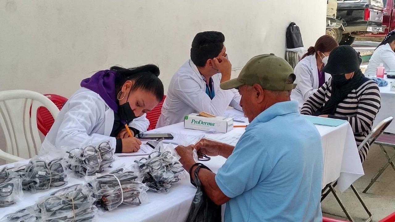 Entregan lentes de descanso a personas adultas en Panotla 