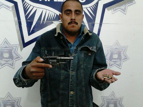 Detienen policías de Apizaco a sujetos armados en el interior de un banco