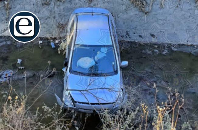 Policía de SPM apoya para el rescate de un auto abandonado en El Canal 